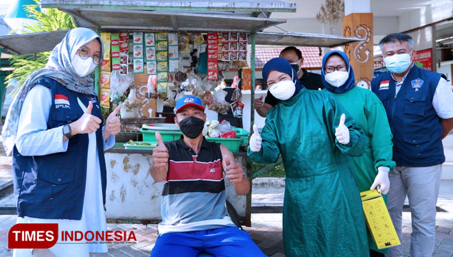 Bupati Banyuwangi Ipuk Fiestiandani Azwar Anas usai melakukan kunjungan vaksinasi Covid-19 kepada para PKL. (Foto: Rizki Alfian/TIMES Indonesia)