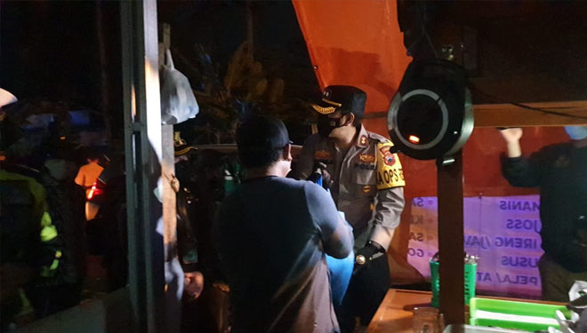 Kapolres Banjarnegara AKBP Fahmi Arifrianto SH SIK MH MSi borong nakanan angkringan untuk dibagikan kepada warga. (FOTO : Humas Polres for TIMES Indonesia)