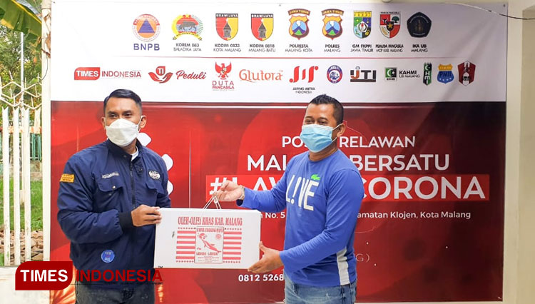 Penyaluran bantuan keripik cap Lumba-lumba Malang kepada relawan MBLC. (Foto: MBLC/TIMES Indonesia)