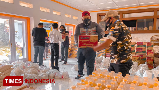 Bantuan logistik 130 paket sembako dari Hamba Allah Jakarta diterima Posko Relawan Malang Bersatu Lawan Corona. (Foto: MBLC/TIMES Indonesia)
