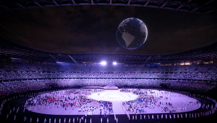 Jepang menemukan cara untuk menyajikan pertunjukan megah pada Pembukaan Olimpiade Tokyo 2020 yakni kreativitas menyajikan armada 1.824 pesawat tak berawak di langit, di atas Stadion Olimpiade. (FOTO: The Sun/Getty Image)