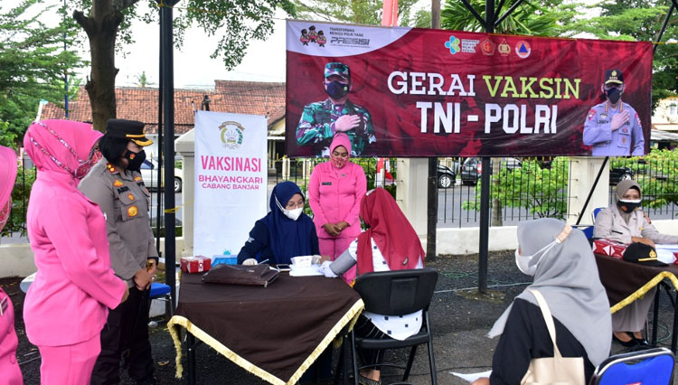 Pelaksanaan vaksinasi yang bekerjasama dengan PKU Muhammadiyah (Foto: Humas Polres)