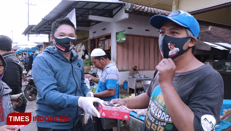 Relawan Jokowi Gibran Bagikan 10 Ribu Masker dan Nasi Kotak di Banyuwangi
