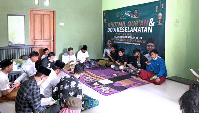 Sahabat Cak Udin saat melakukan Khotmil Quran dan Doa kebangsaan di Omah Sahabat Cak Udin di Kota Malang. (Foto: Dok. Relawan Cak Udin for TIMES Indonesia)