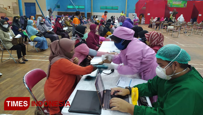 PT Solusi Bangun Indonesia bersama Polres Cilacap kembali bersinergi dalam pelaksanaan vaksinasi tahap 2 bagi karyawan dan kontraktor di lingkungan pabrik. (FOTO: Dok PT SBI Cilacap for TIMES Indonesia)