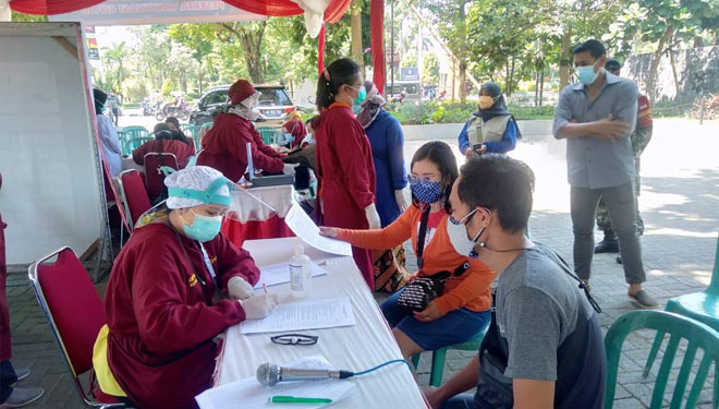 Wali Kota tinjau jalannya Vaksinasi yang digelar di taman Sekartaji Kota Kediri (Foto/Protokol dan Komunikasi Pimpinan Sekretariat Daerah Kota Kediri)