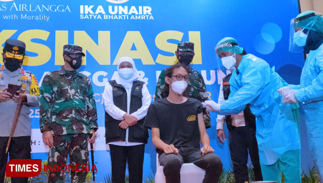 Gubernur Khofifah saat meninjau pelaksanaan vaksin di Unair Surabaya bersama Forkopimda Jatim, Minggu (25/7/2021). (Foto: Lely Yuana/TIMES Indonesia)