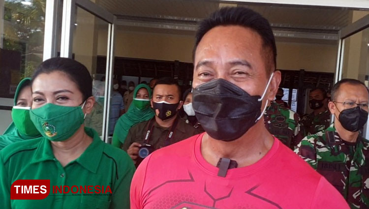 Kasad Jenderal TNI Andika Perkasa didampingi sang istri, Diah Erwiany Trisnamurti Hendrati Hendropriyono saat menyambangi Yogyakarta, Minggu (25/7/2021). (FOTO: A Riyadi/TIMES Indonesia)