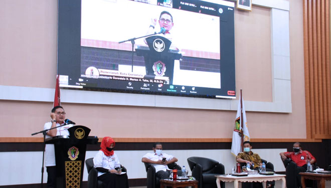 Wali Kota Gorontalo, Marten Taha, juga Ketua Majelis Pertimbangan Daerah Pimda PPI Provinsi Gorontalo, saat menyampaikan sambutan. (Foto: Humas Pemkot Gorontalo)