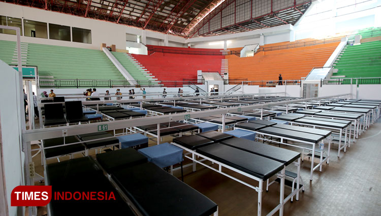 Suasana rumah sakit darurat lapangan indoor Gelora Bung Tomo Surabaya. (FOTO: Humas Pemkot Surabaya for Times Indonesia) 