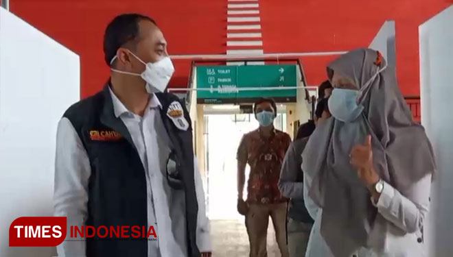 Wakil Ketua DPRD Surabaya Reni Astuti (kanan) bersama Wali Kota Surabaya Eri Cahyadi meninjau rumah sakit darurat lapangan indoor Gelora Bung Tomo. (FOTO: Ammar Ramzi/Times Indonesia) 