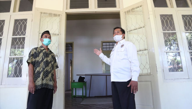 Tokoh masyarakat kelurahan Gubeng turut membantu menyiapkan rumah sehat Covid-19. (FOTO: Humas Pemkot Surabaya for Times Indonesia) 