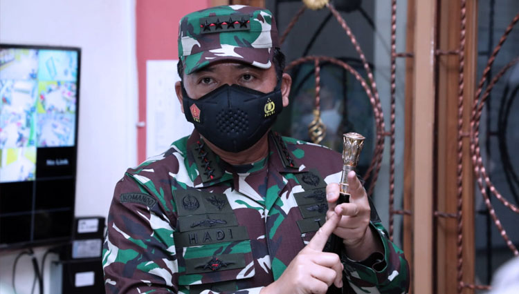 Panglima TNI, Marsekal TNI Hadi Tjahjanto saat melakukan peninjauan tempat isolasi di Bantul. (FOTO: Puspen TNI)