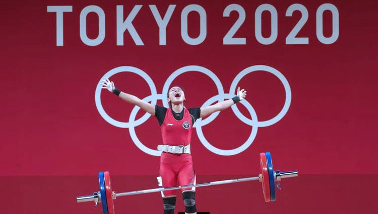 Windy Cantika Aisah yang menyabet medali perunggu cabang angkat besi nomor 49 Kg pada Olimpiade Tokyo 2020. (FOTO: NOC Indonesia).