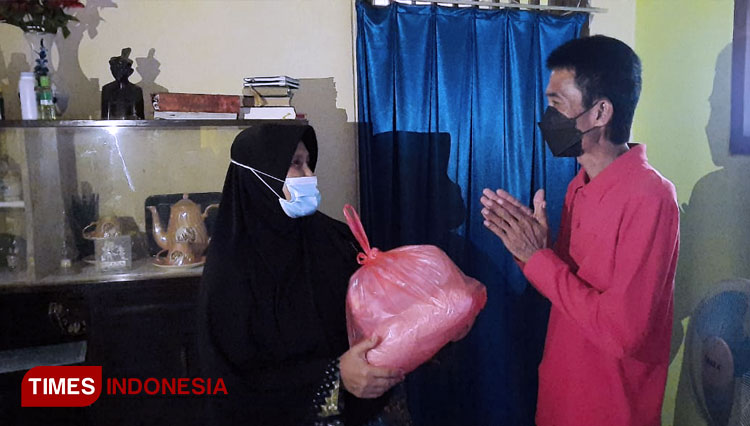Wakil Wali Kota Banjar saat berikan bantuan bagi lansia di Kelurahan Hegarsari (FOTO: Susi/TIMES Indonesia)
