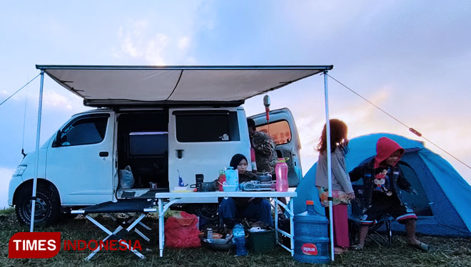 A family spending their time camping with Campervan at sausin farm, Kp. Cirando, Kadipaten, Tasikmalaya, on Sunday (25/7/21). (PHOTO : Harniwan Obech/TIMES Indonesia)