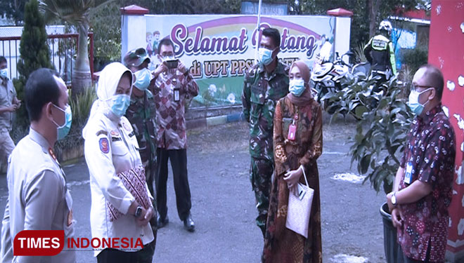 Dra Hj Dewanti Rumpoko MSi b
