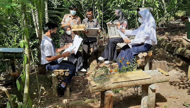 Siswa SMPN 2 Karangpucung Cilacap belajar Matematika dari lebah. (FOTO: Heni Purwono for TIMES Indonesia) 
