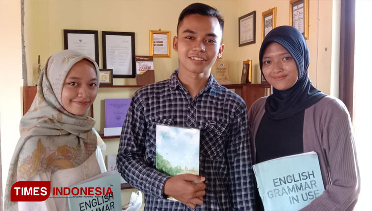 Alip (tengah) dan kedua temannya dari STIPARI Yogjakarta (FOTO : Dr Tuswadi for TIMES Indonesia)