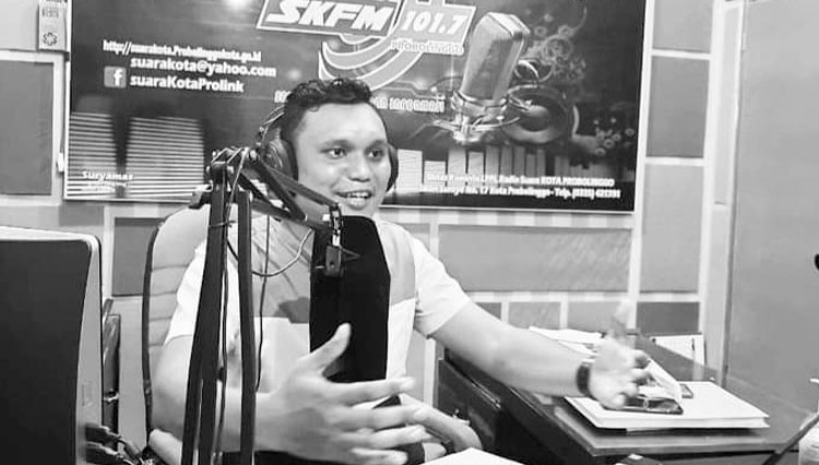 Stebby Julionatan saat siaran di Radio Suara Kota Probolinggo (Foto: foto profil fb Stebby)