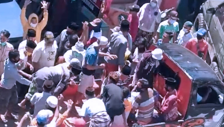 Keluarga dan sejumlah warga mengambil dan membawa pulang paksa jenazah pasien Covid-19 di Puskesmas Pujer Kabupaten Bondowoso Jawa Timur (FOTO: Potongan video)