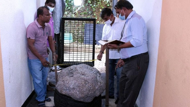 Batu permata safir seberat 510 kg yang ditemukan di halaman belakang rumah Gamage di Sri Lanka. (FOTO : BBC/Gamage)