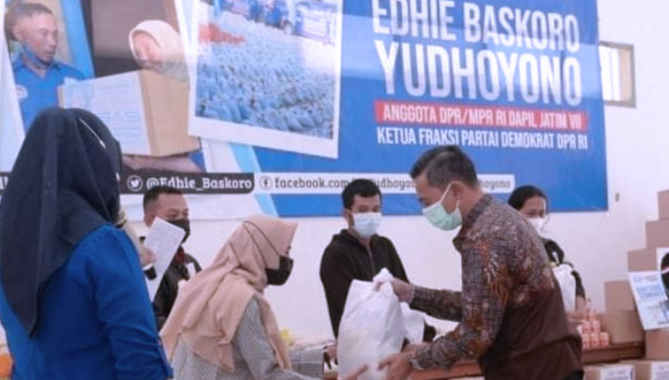 Bupati Indrata Nur Bayuaji serahkan bantuan paket sembako kepada warga secara simbolis (Foto: dok Humas Pemkab Pacitan)