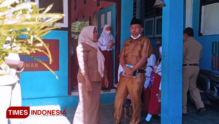 Kepala Dinas Pendidikan Kabupaten Kepulauan Sula, Rifai Haitami saat meninjau sekolah. (Foto: Masri Fokaya/TIMES Indonesia)