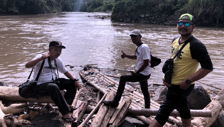 Beberapa pegiat lingkungan Republik Aer Tasikmalaya, memungut sampah di bantaran sungai Ciwulan Kota Tasikmalaya beberapa hari yang lalu, (FOTO: Amal Aulia Safarulloh/TIMES Indonesia)