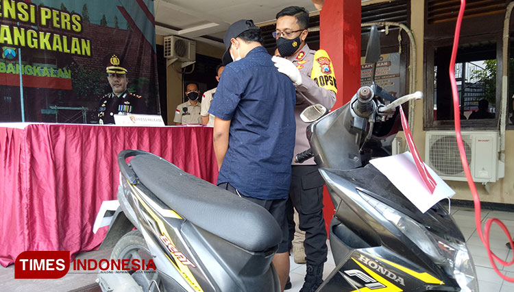 Kapolres Bangkalan AKBP Alith Alarino menginterogasi pelajar SMA yang ditangkap karena kasus pencurian sepeda motor. (FOTO: Doni Heriyanto/TIMES Indonesia)