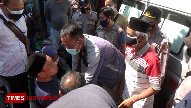Kerabat pasien meninggal covid-19 mengamuk dan adu mulut dengan petugas di depan kamar mayat. (FOTO: H. Purwadi for TIMES Indonesia)