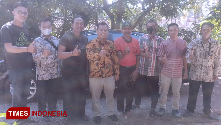 Ketua Kadin Indonesia, Kabupaten Majalengka, Redi Sugara saat mengunjungi kelompok budidaya benih ikan gurame. (Foto: Jaja Sumarja/TIMES Indonesia)