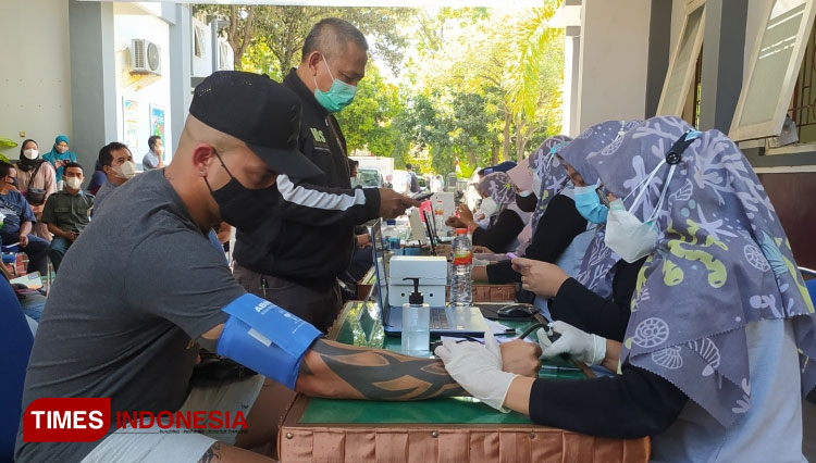 Pemain asing Persela Lamongan, Ivan Carlos, saat menjalani pemeriksaan kesehatan sebelum disuntik vaksin di Dinas Kesehatan Lamongan, Selasa (27/7/2021). (FOTO: MFA Rohmatillah/ TIMES Indonesia)