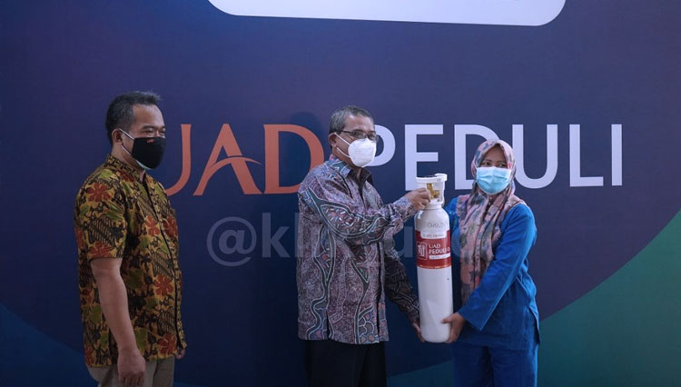 Rektor UAD Dr. Muchlas, M.T. ketika menyerahkan secara simbolis bantuan oksigen untuk masyarakat DIY terdampak Covid-19 (Foto: Humas UAD for TIMES Indonesia)