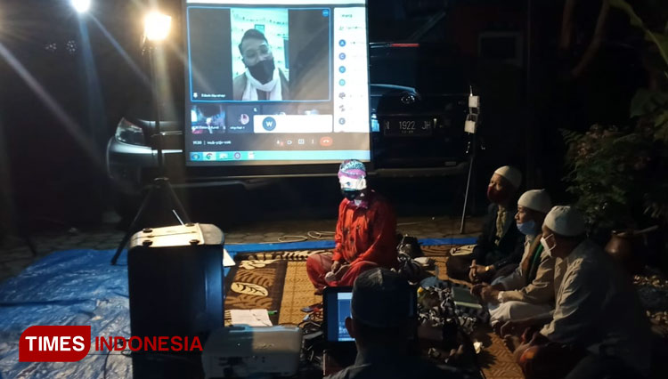 Suasana Istighosah Virtual Nyadhong Pitulungan yang digelar warga RW 3, Kelurahan Ngaglik, Kota Batu, malam ini. (Foto: Muhammad Dhani Rahman/TIMES Indonesia)