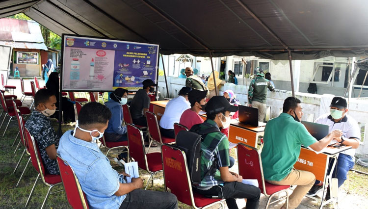 masyarakat maritim pelabuhan Hunimua Maluku Tenggara mengikuti vaksinasi Selasa