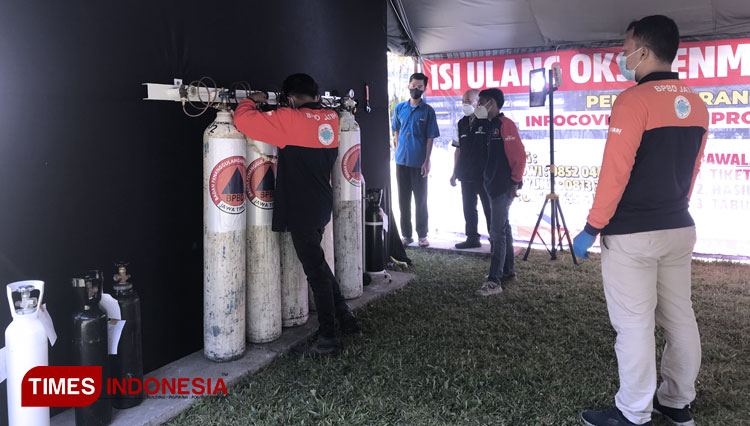Ilustrasi pengisian gas oksigen di Bakorwil III Malang. (Foto: Rizky Kurniawan Pratama/TIMES Indonesia)