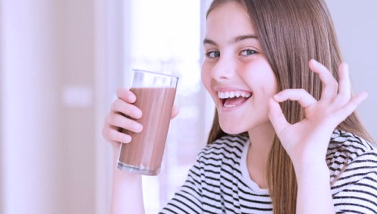 ILUSTRASI - Minum susu cokelat. (FOTO: Shutterstock)