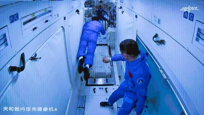 Astronaut Tiongkok telah tinggal dan bekerja di modul inti stasiun luar angkasa. Rencana mereka akan tinggal selama tiga bulan lamanya. (FOTO: China Xinhua News)