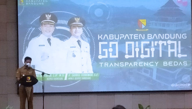 Bupati Bandung HM Dadang Supriatna me-launching 14 aplikasi yang merupakan program kerja Diskominfo Kabupaten Bandung di Gedung Moch Toha Soreang, Senin (26/7/21).(FOTO: Iwa/TIMES Indonesia)