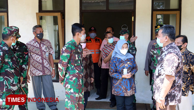 Dandim Banjarnegara Letkol Arh Sujeidi Faisal ST MHan saat meninjau BLK Klampok sebagai tempat isolasi terpusat (FOTO : Pendim BNA for TIMES Indonesia)