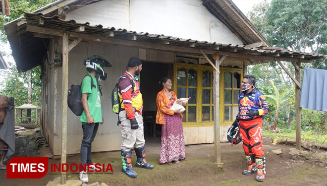 Komunitas Trail Prabu saat membagikan bantuan beras kapada warga Desa Sumbersecang yang mereka lewati ngetrail (foto: Kang Dolex/TIMES Indonesia)