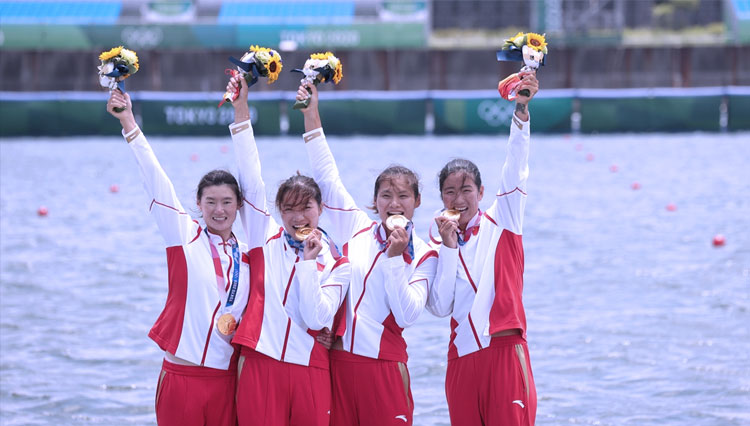China memenangkan medali emas quadruple sculls putri di Olimpiade Tokyo. (FOTO:Global Times)  