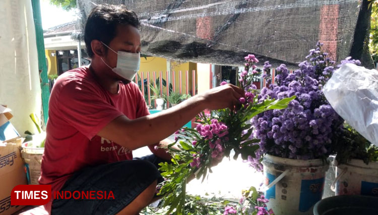 Pengrajin karangan bunga di Jember. (Foto: Arip Ripaldi/ TIMES Indonesia)
