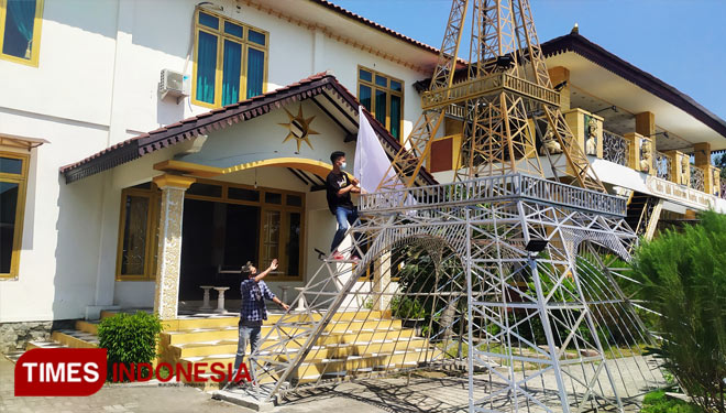 Pemasangan bendera putih bentuk menyerah pengelola Djombang Caffe 2 (Foto: Rohmadi/TIMES Indonesia)