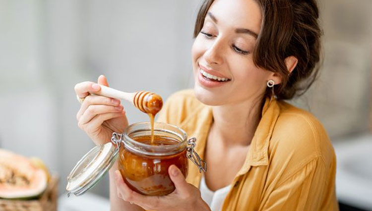 Mengonsumsi madu dapat mengatasi pilek dan flu. (FOTO: Shutterstock)