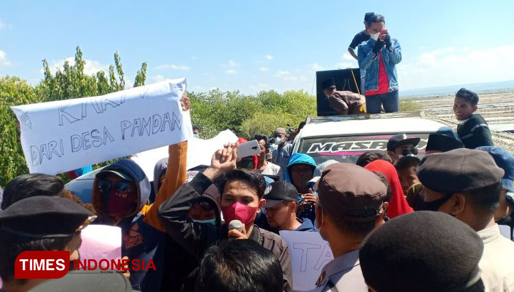 Puluhan pemuda dan Para petani Garam Desa Pandan, Kecamatan Galis, Kabupaten Pamekasan melakukan aksi demonstrasi ke kantor PT Garam Pegaraman II Pamekasan.(Foto: Akhmad Syafi'i/TIMES Indonesia)