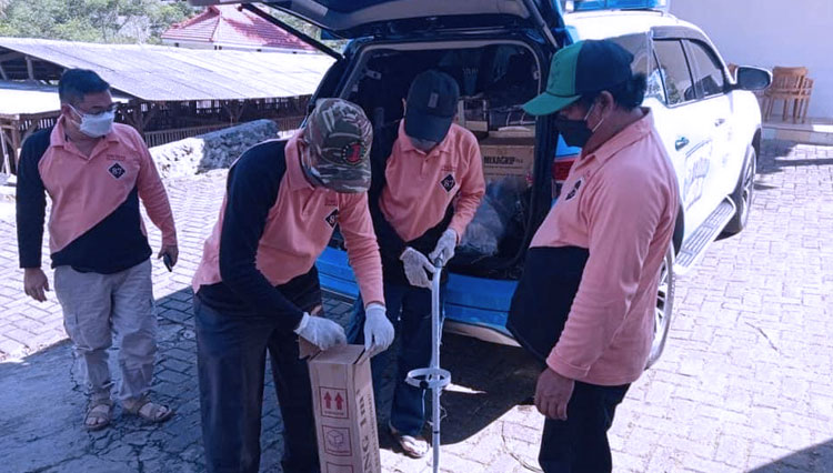 Para relawan Sobat 87 saat menyalurkan bantuan ke warga isolasi mandiri di Pasuruan.