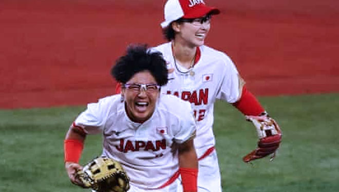Tim softball Jepang saat mengalahkan tim Amerika Serikat. (FOTO: Reuters)