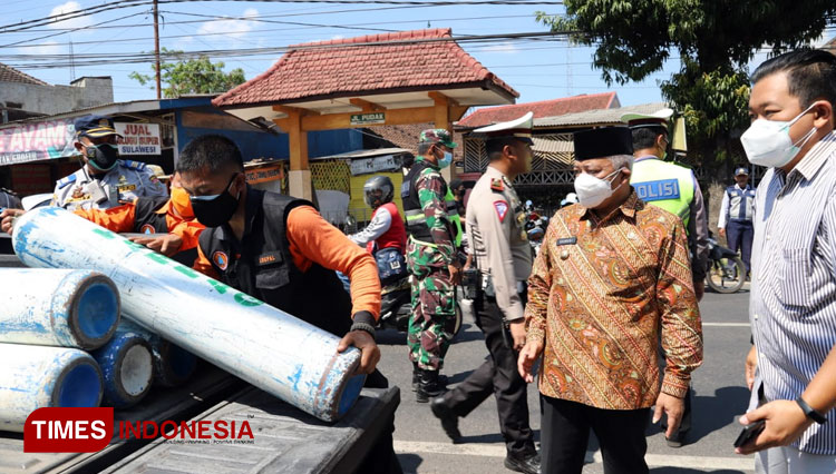 Bupati Malang Abah Sanusi ketika menerima tabung oksigen dari PT Harpag Niaga Hutama. (Foto : Humas Pemkab Malang for TIMES Indonesia).